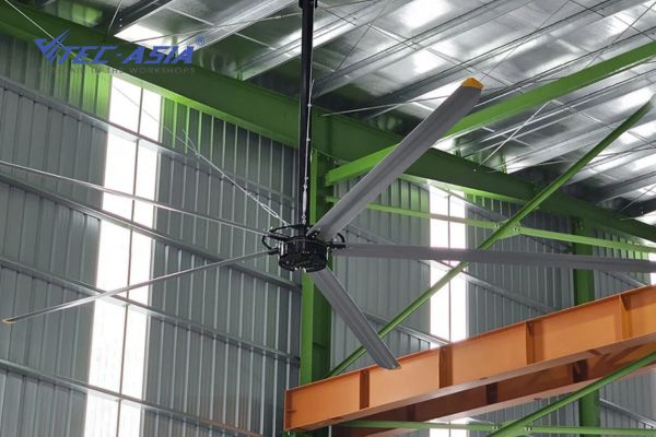 So-sanh-quat-HVLS-va-quat-cong-nghiep-thuong-cho-nha-xuong.jpg