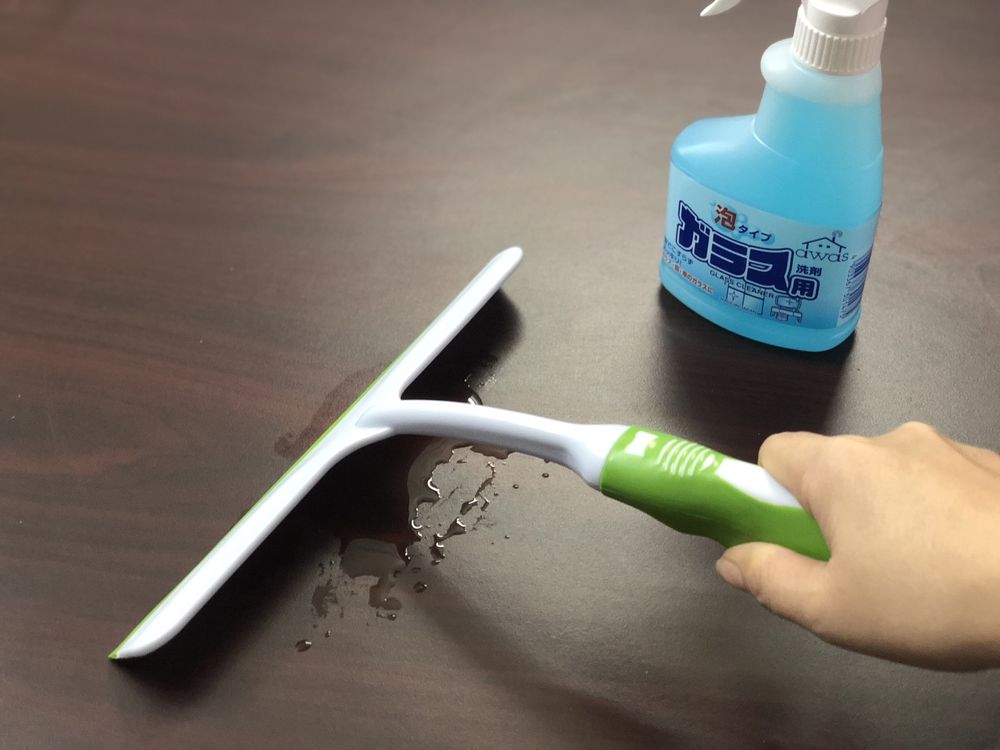 Set Dụng cụ lau kính cán ngắn + Chai xịt vệ sinh kính Nhật Bản (mã 0747)