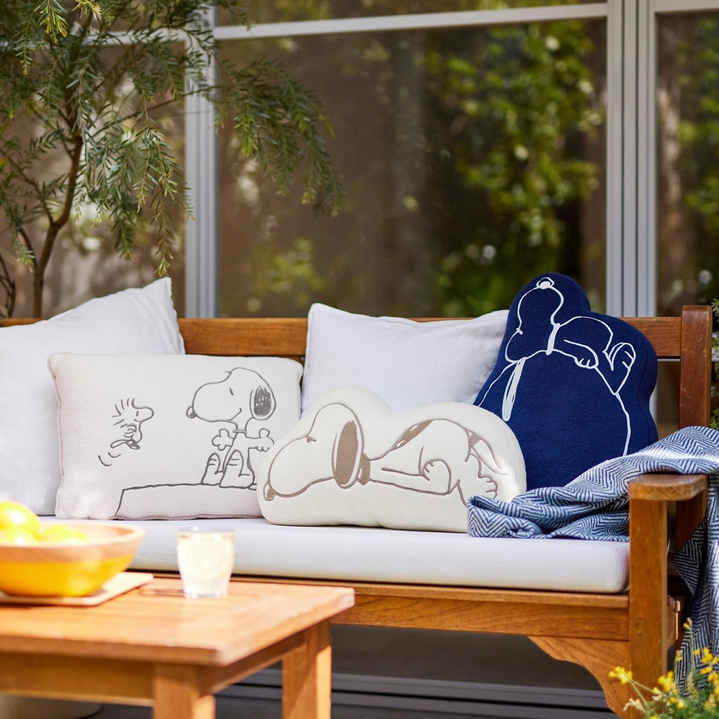Gối tựa lưng Peanuts Uniqlo
