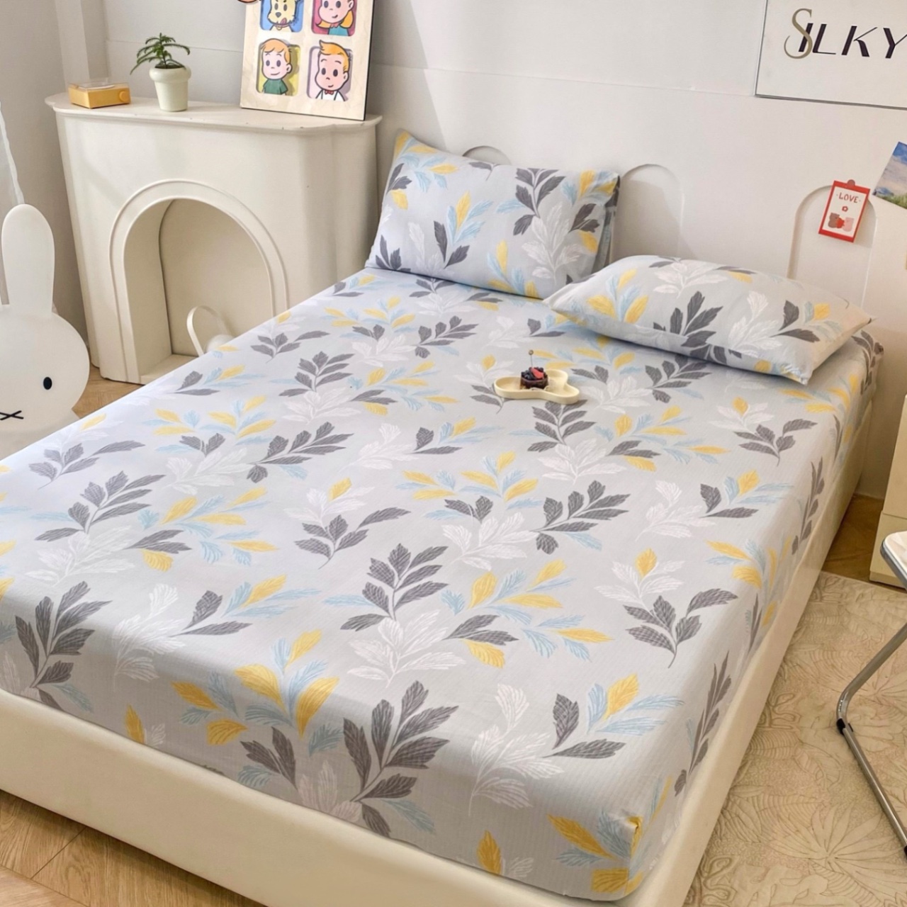 Bộ ga, vỏ gối cotton đũi - mẫu nền ghi lá vàng - Size 1.6 x 2m