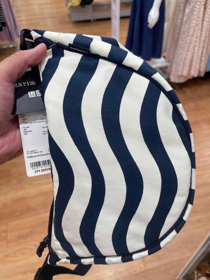 Túi đeo bao tử Uniqlo