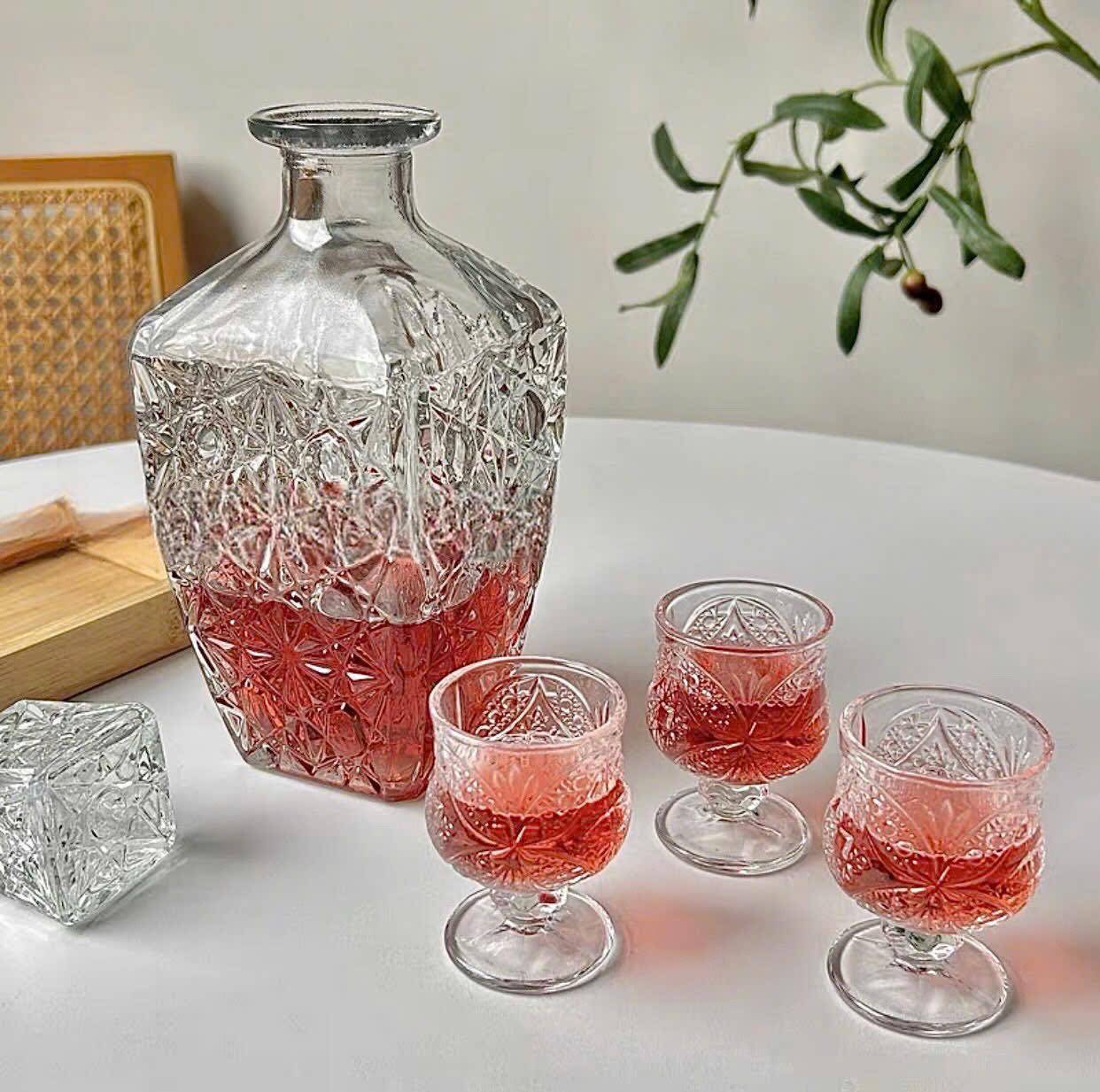 Bộ bình thuỷ tinh kèm 6 ly