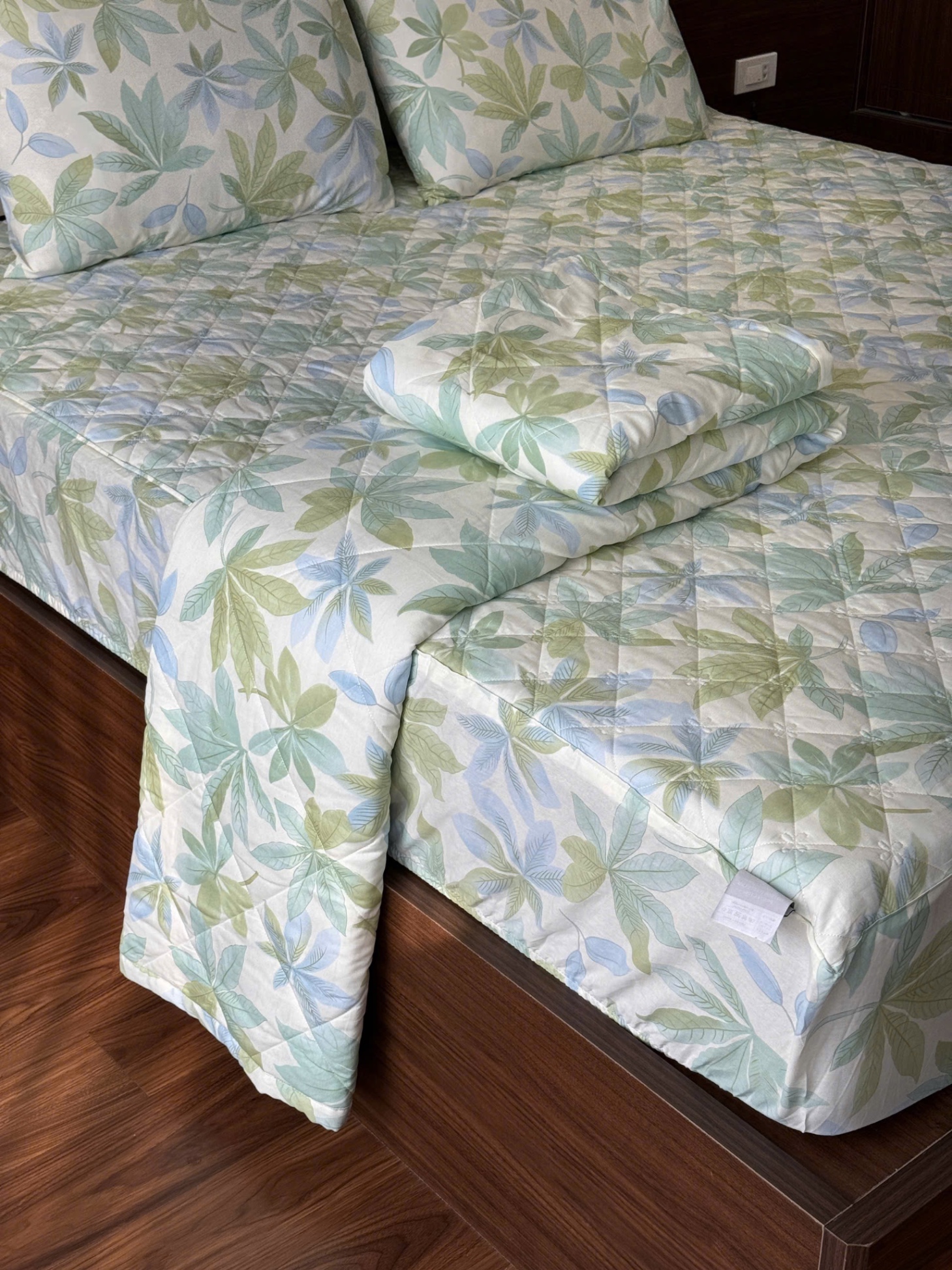 Bộ ga chần kèm 2 vỏ gối cotton 100% Kawa Nhật - Size 1.6 x 2m - Lá xanh