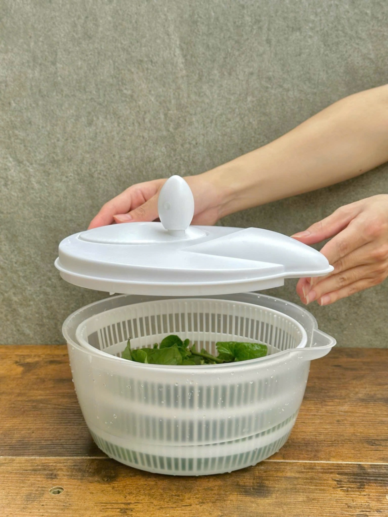 Rổ quay rau cỡ lớn hàng Nhật màu trắng 26cm