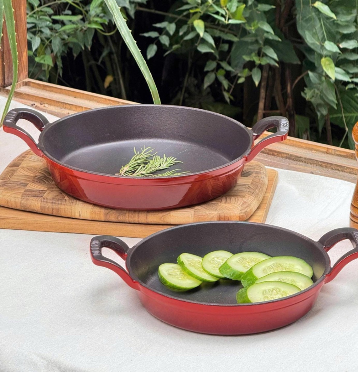 Chảo gang 2 tay cầm màu đỏ Oceno size 24cm