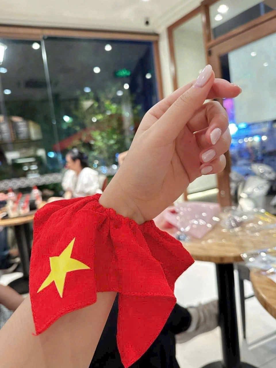 Combo 03 Vòng đeo tay, buộc tóc cờ đỏ sao vàng