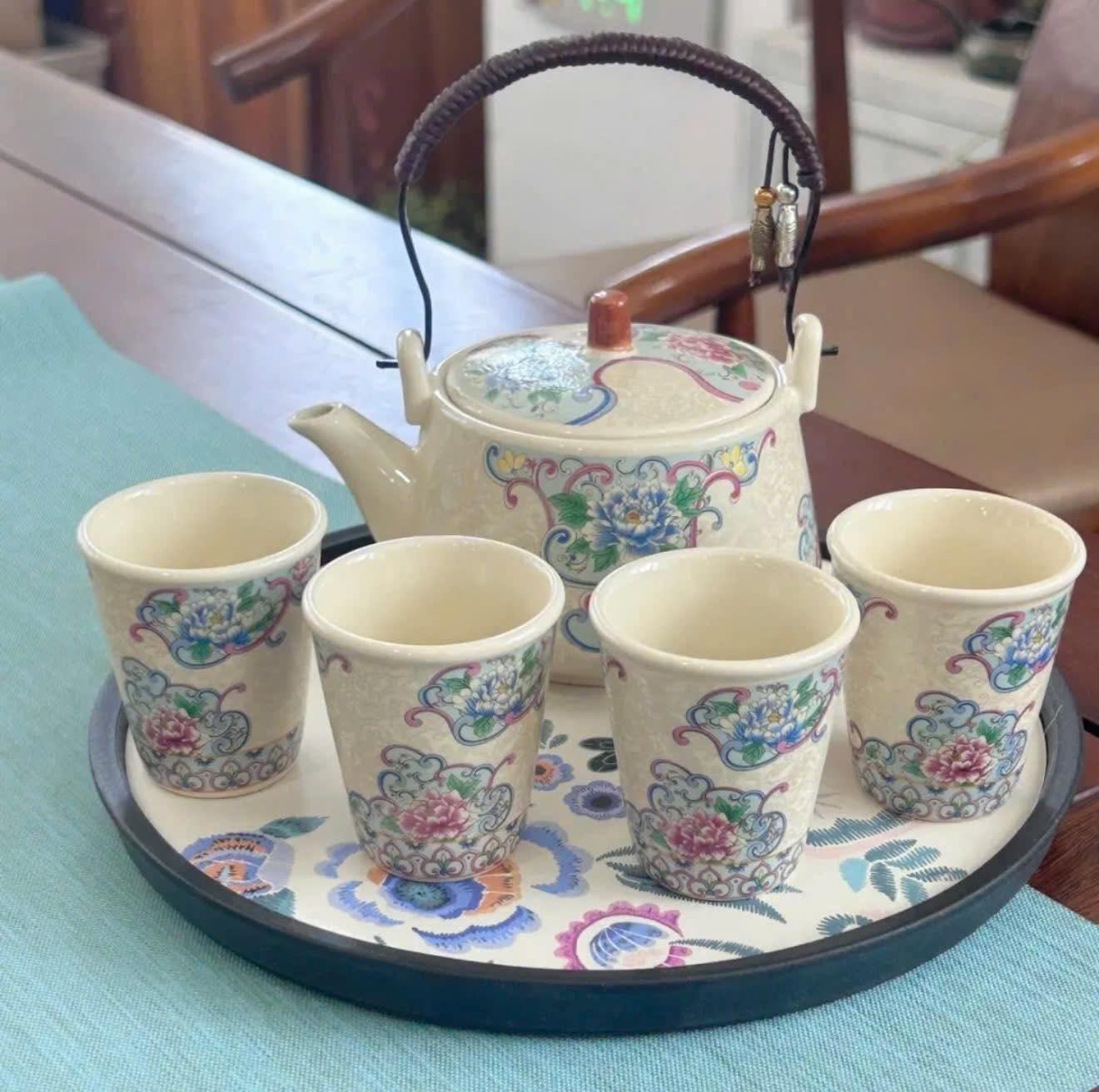 Bộ ấm chén kèm khay hoa văn