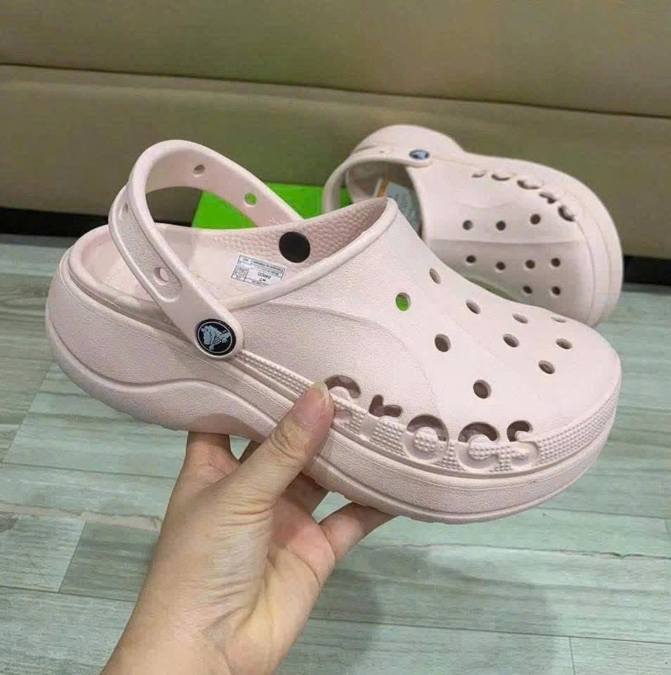 Sục Crocs màu hồng phấn