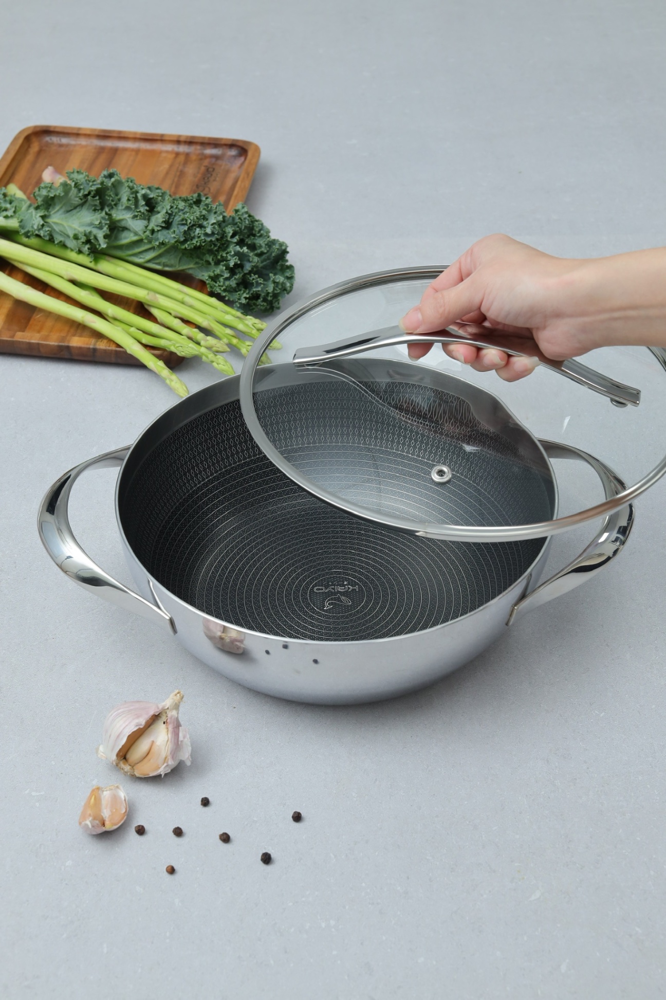 Chảo lẩu inox chống dính hoa văn nổi Quantinium Silver Crown Kaiyo - size 28cm (KNW-6780)