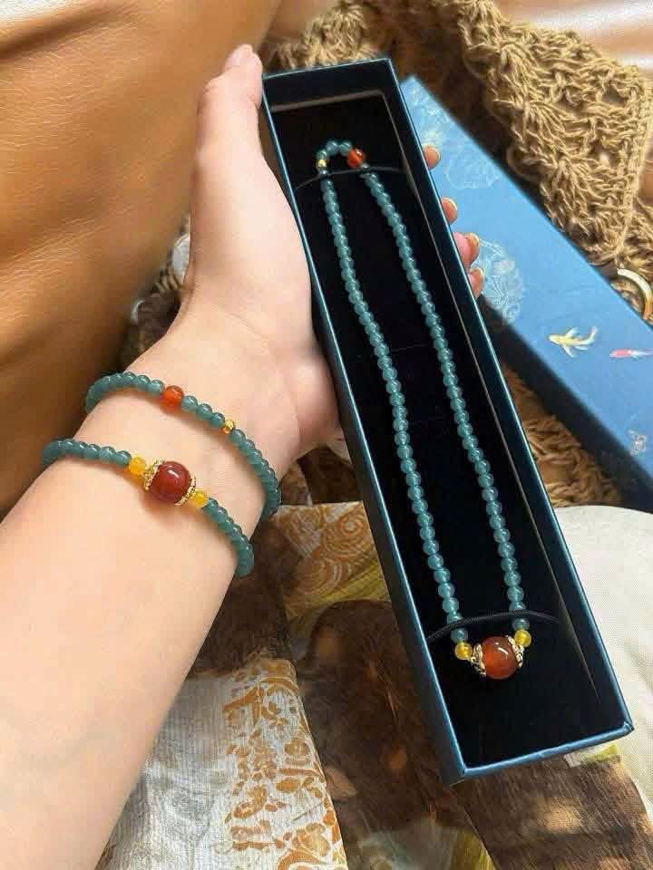 Vòng ngọc xanh mix đá mã não đỏ