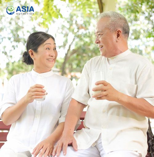 Người cao tuổi nên uống sữa khi nào để phục hồi sức khỏe, tăng cường đề kháng?
