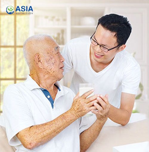 Người già nên chọn uống sữa tươi hay sữa bột mỗi ngày để tăng cường sức khỏe?
