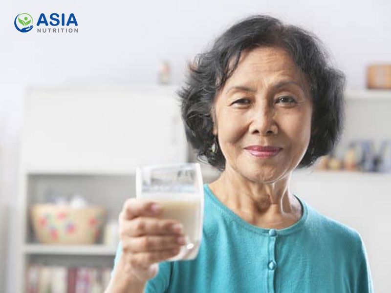 Người già uống sữa đúng cách giúp tăng cường dinh dưỡng và bảo vệ sức khỏe