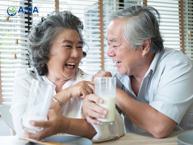 Người già nên uống sữa tươi hay sữa bột được nhiều người quan tâm