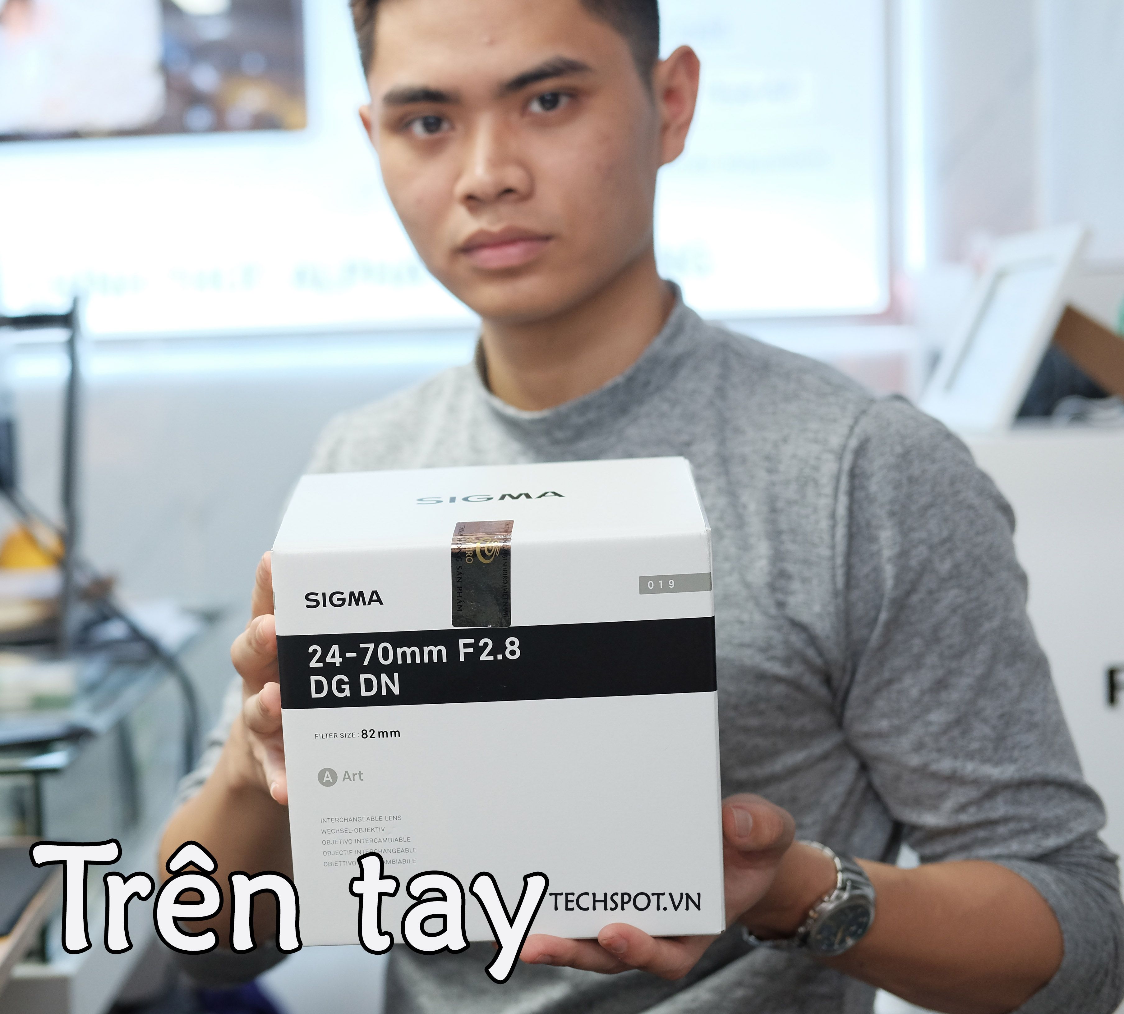 Trên tay ống kính Sigma 24-70mm f2.8 DG DN