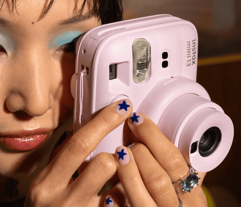 May-anh-lay-ngay-Fujifilm-Instax-Mini-13-Chinh-Hang.png?v=1776315985