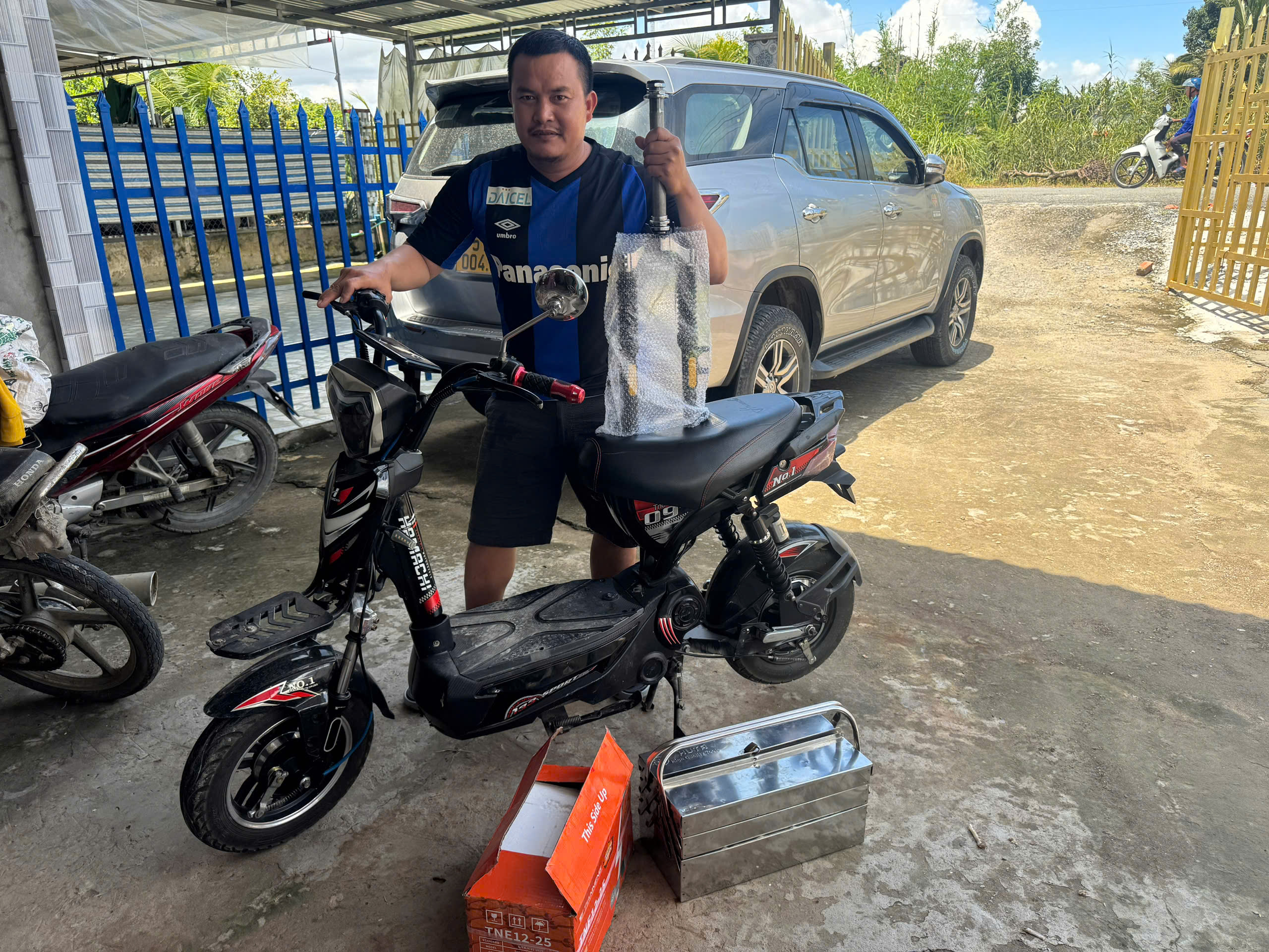 Nghĩa sửa xe điện.jpg