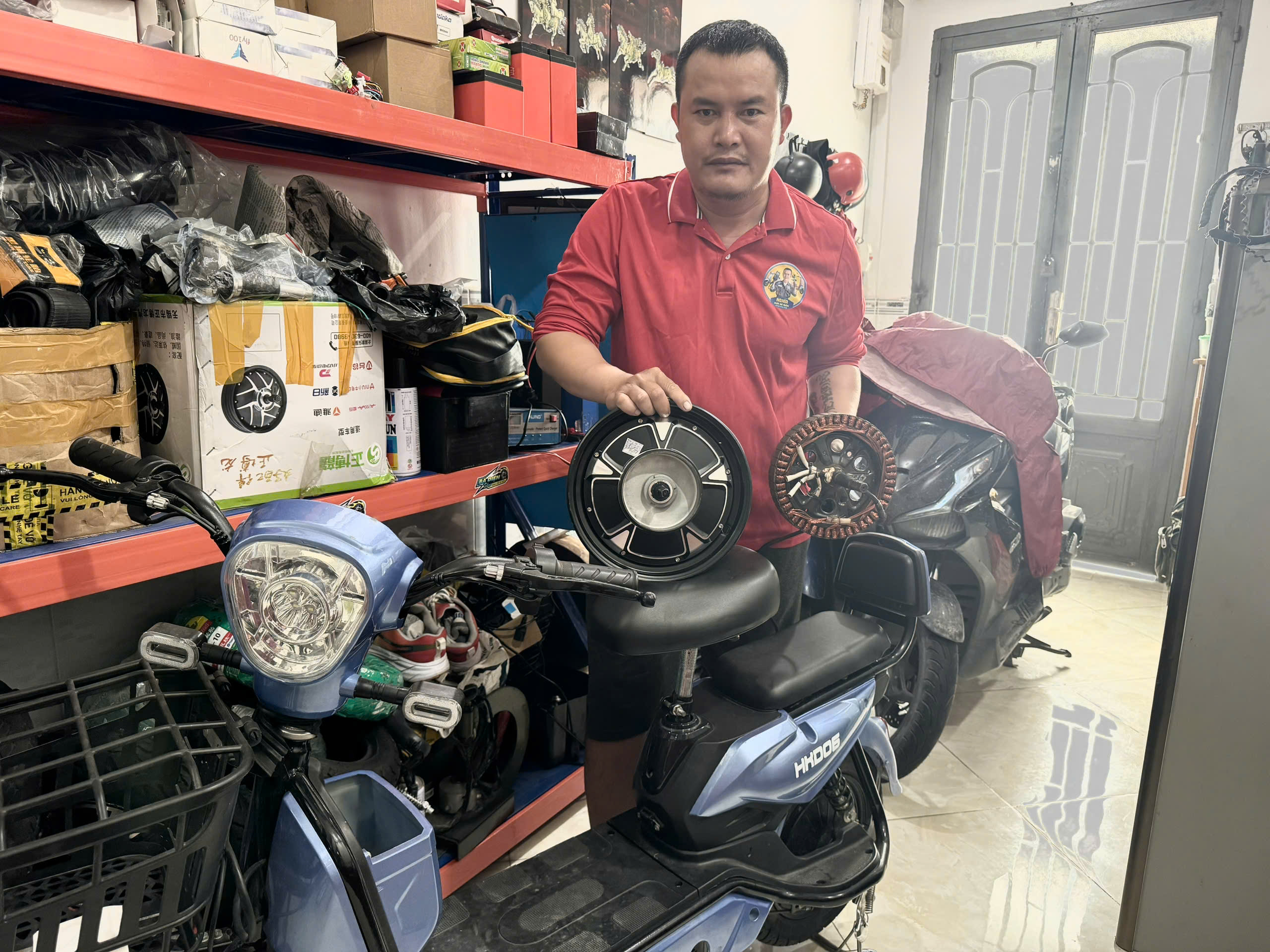 nghĩa sửa xe điện.jpg