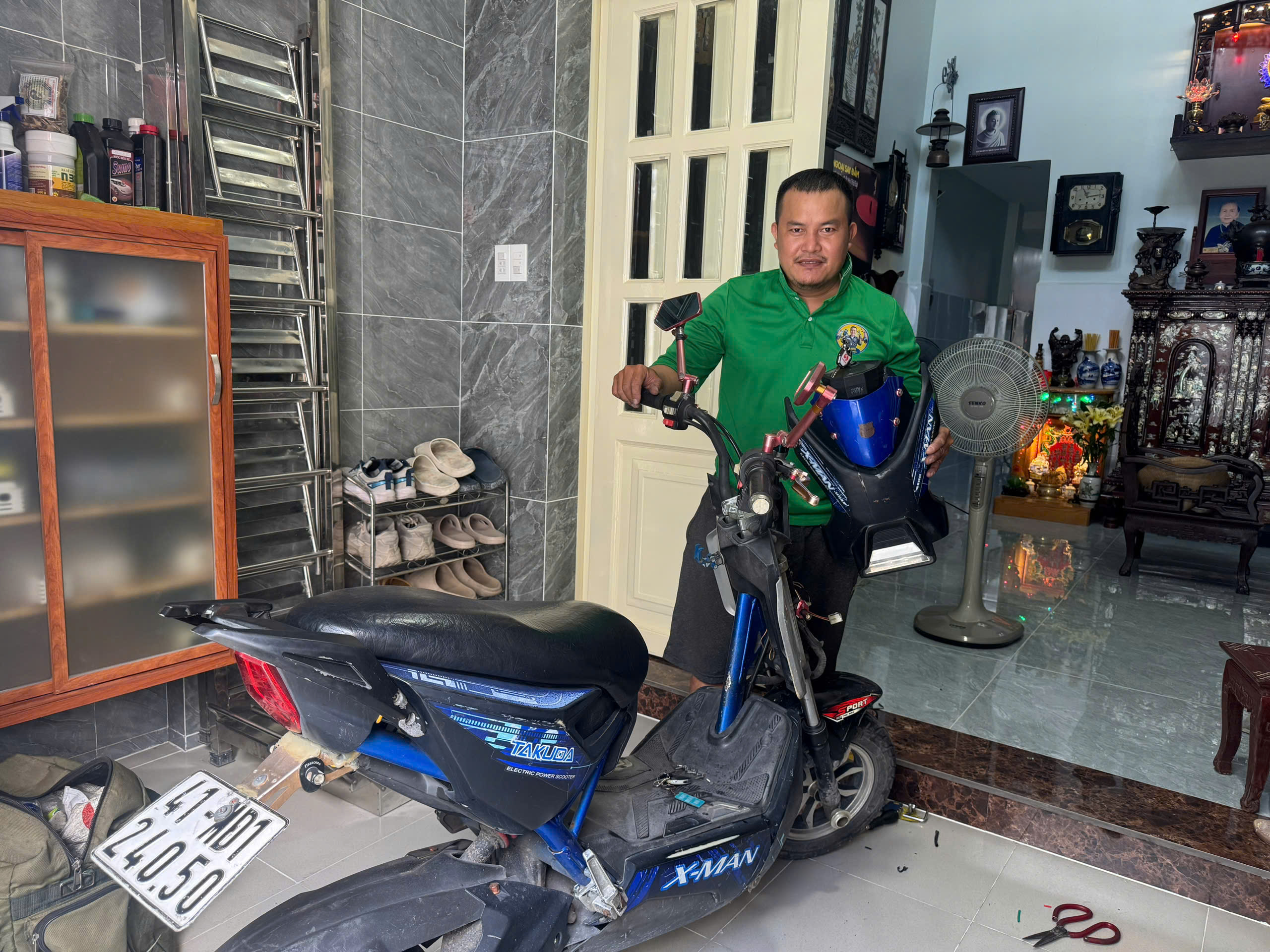 Nghĩa sửa xe điện.jpg