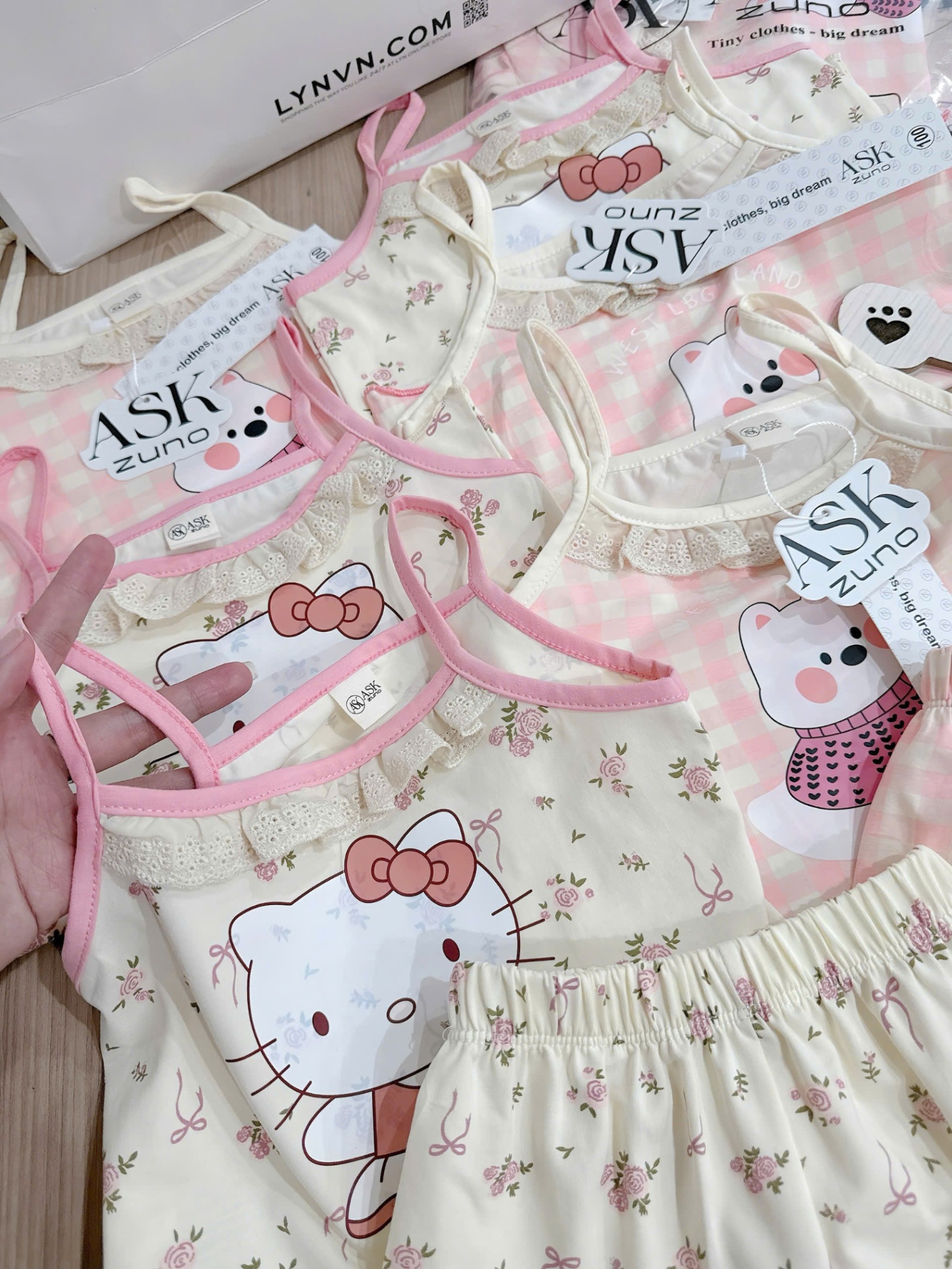 A916 - SET 2 BỘ 2 DÂY KITTY GẤU BE CARO HỒNG