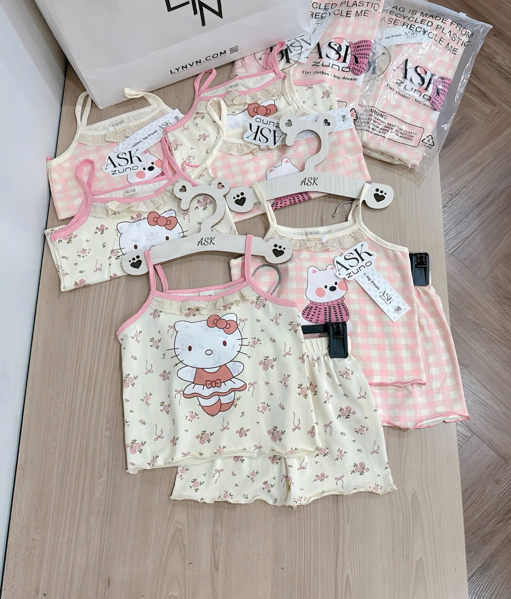 A916 - SET 2 BỘ 2 DÂY KITTY GẤU BE CARO HỒNG