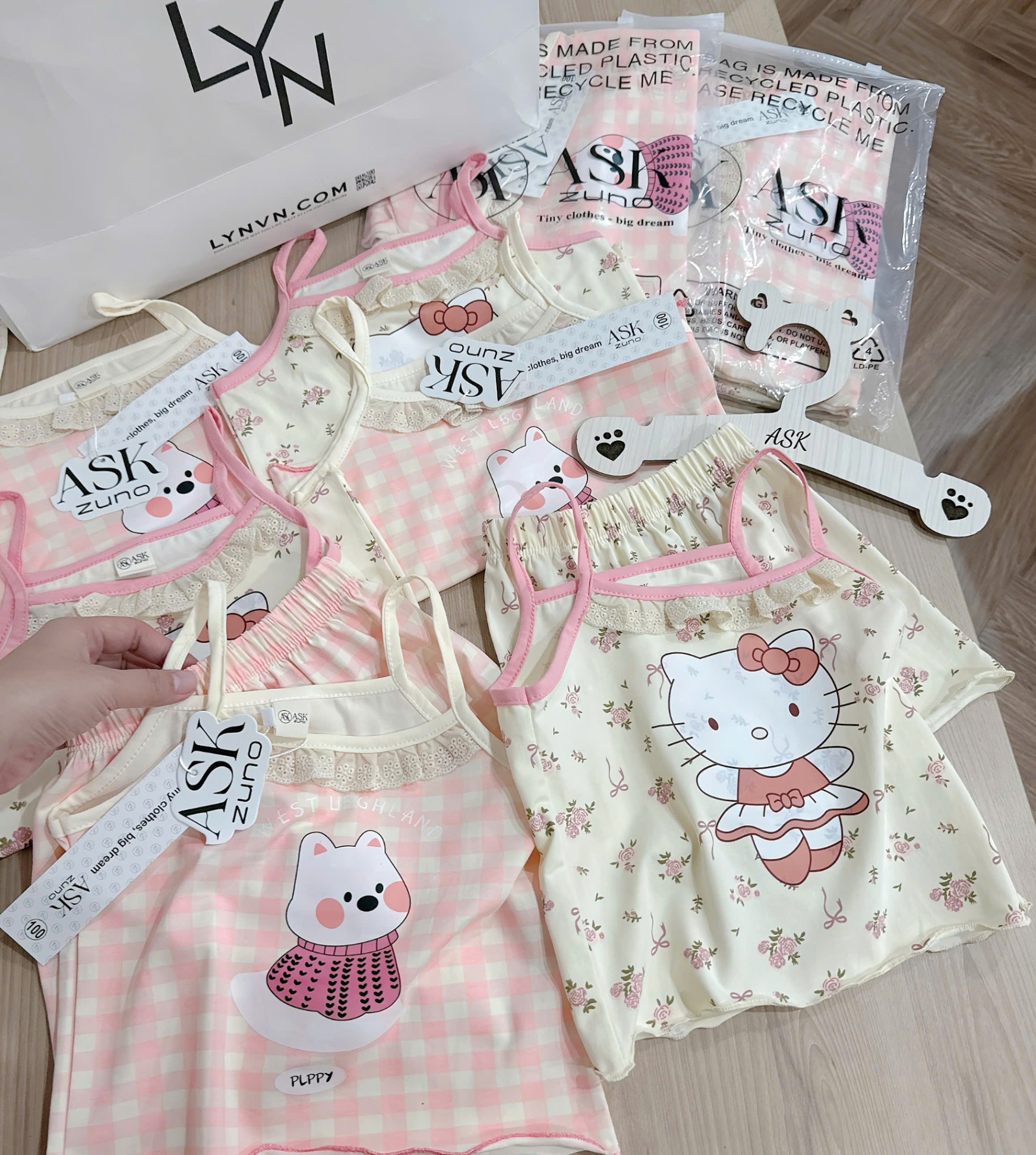 A916 - SET 2 BỘ 2 DÂY KITTY GẤU BE CARO HỒNG