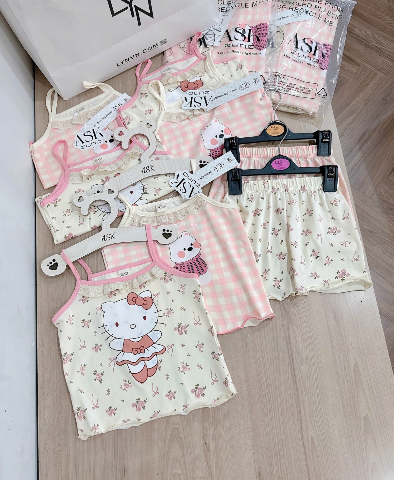 A916 - SET 2 BỘ 2 DÂY KITTY GẤU BE CARO HỒNG