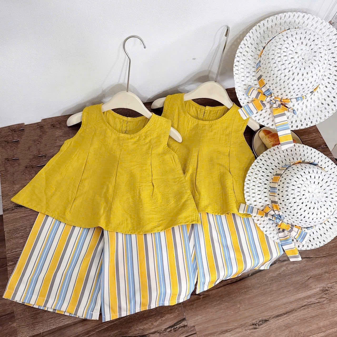 B795 - (GOM) SET BỘ SÁT NÁCH VÀNG QUẦN KẺ KÈM MŨ