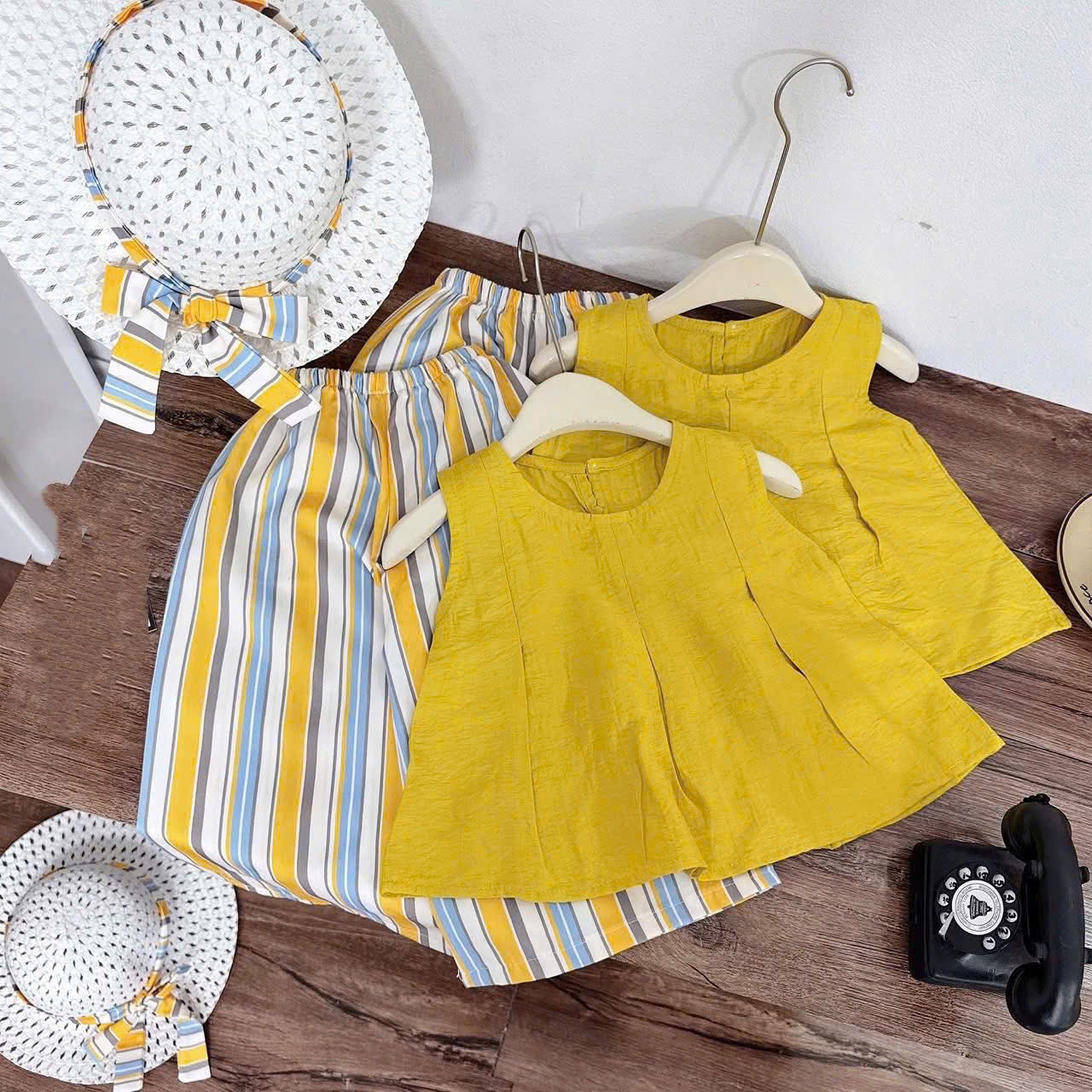 B795 - (GOM) SET BỘ SÁT NÁCH VÀNG QUẦN KẺ KÈM MŨ