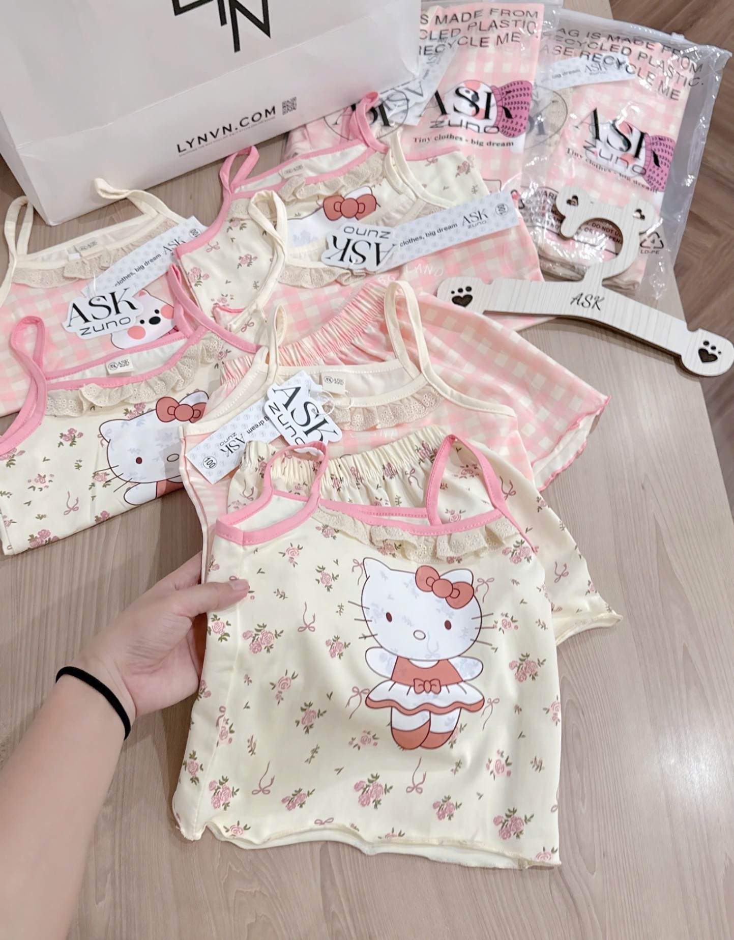 A916 - SET 2 BỘ 2 DÂY KITTY GẤU BE CARO HỒNG