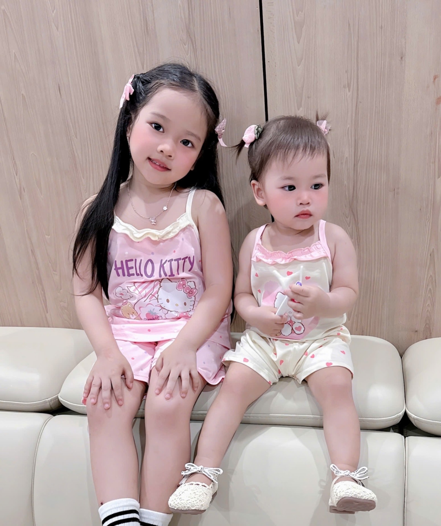 B547 - SET 2 BỘ HELLO KITTY 2 DÂY KEM HỒNG NHÚN VIỀN