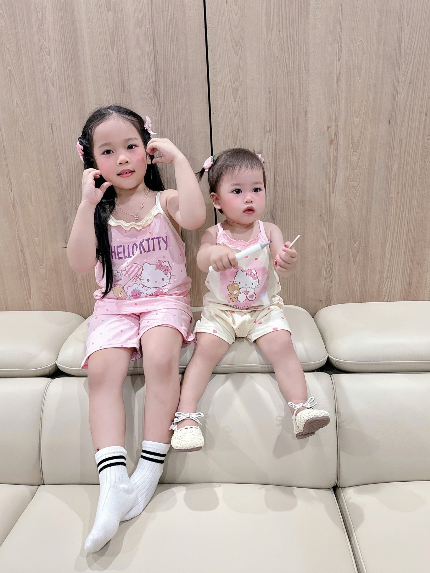 B547 - SET 2 BỘ HELLO KITTY 2 DÂY KEM HỒNG NHÚN VIỀN