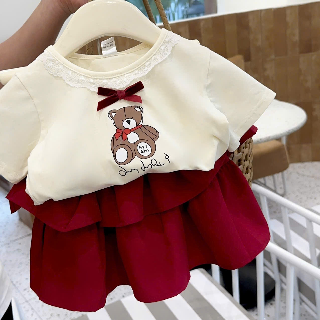 B124 - SET ÁO BE GẤU ĐÍNH NƠ CỔ CV ĐỎ PHỐI NƠ