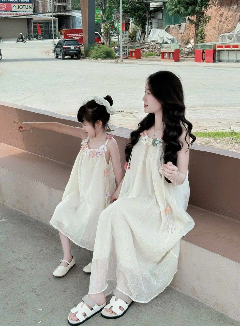 A466 - (GOM) VÁY TƠ NHĂN 2 LỚP ĐÍNH HOA MẸ CON