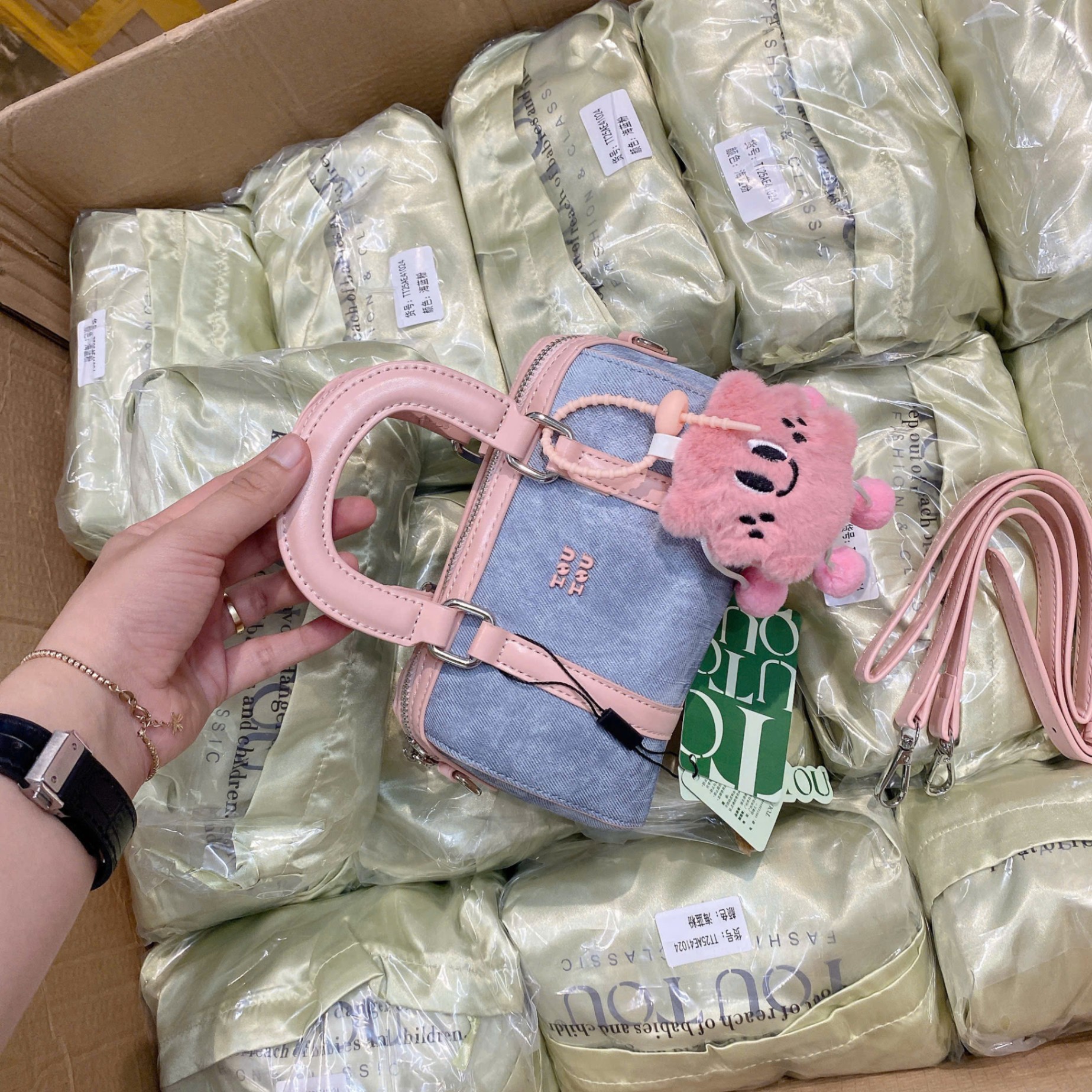 C221 - TÚI XÁCH TOU TOU DÁNG TRỐNG KÈM CHARM