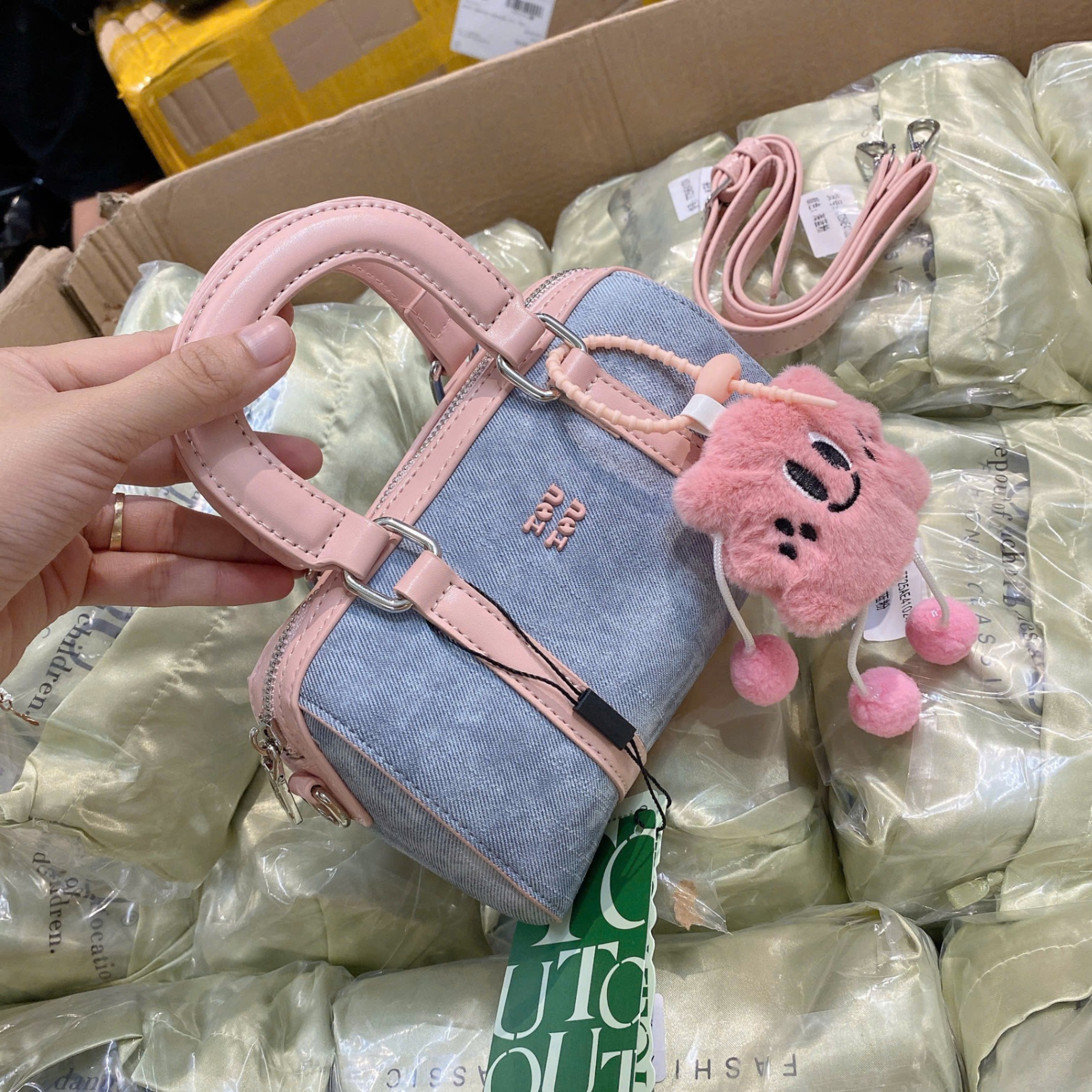 C221 - TÚI XÁCH TOU TOU DÁNG TRỐNG KÈM CHARM