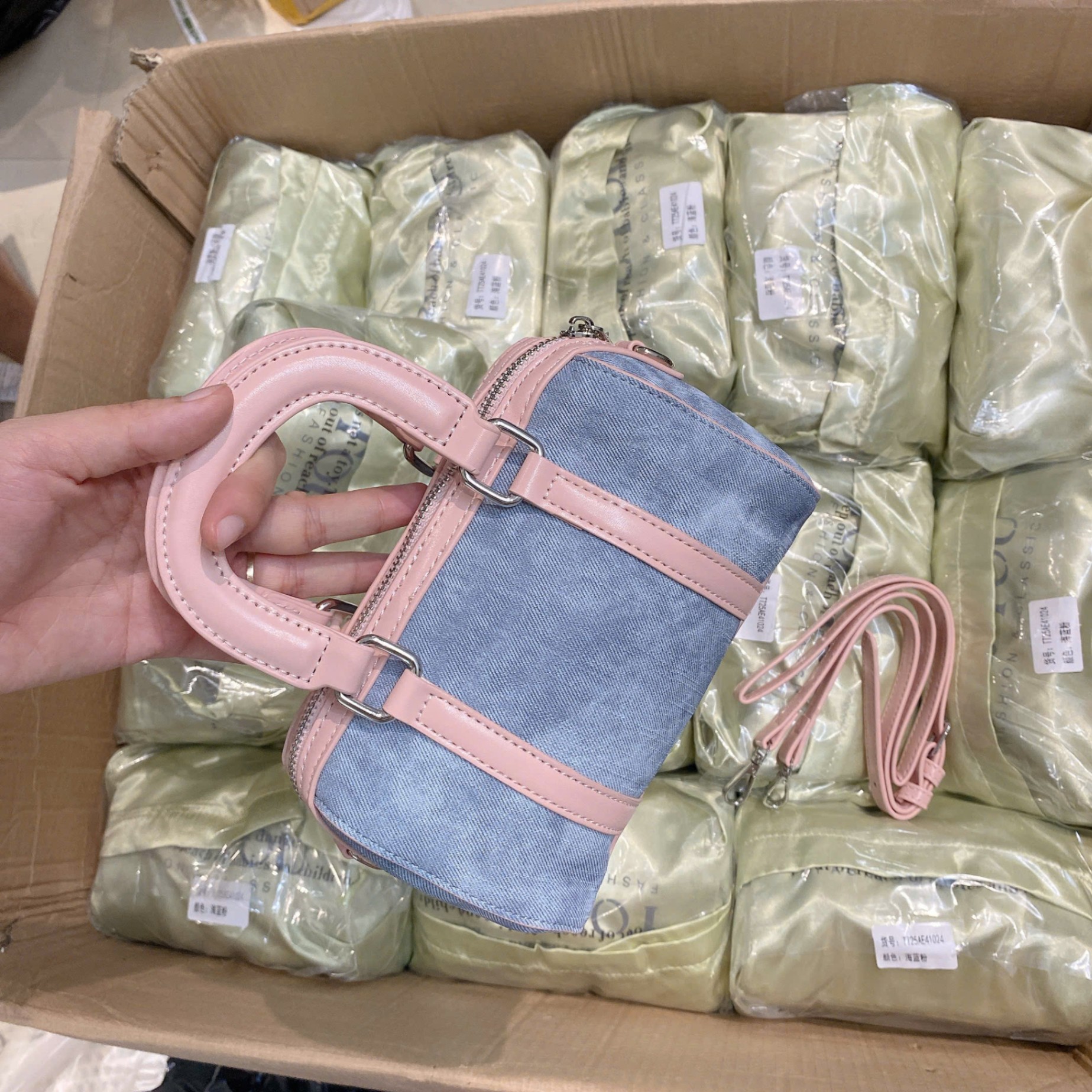 C221 - TÚI XÁCH TOU TOU DÁNG TRỐNG KÈM CHARM