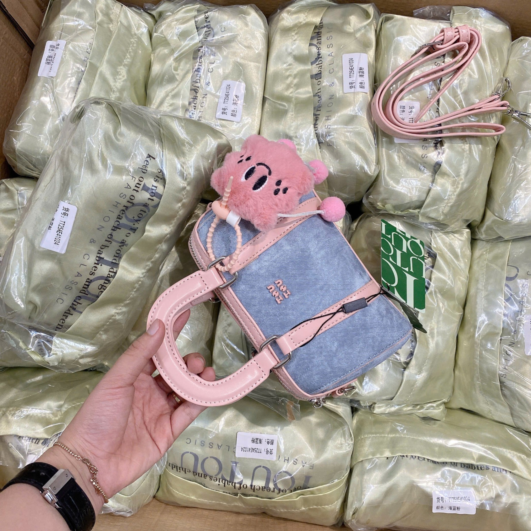 C221 - TÚI XÁCH TOU TOU DÁNG TRỐNG KÈM CHARM