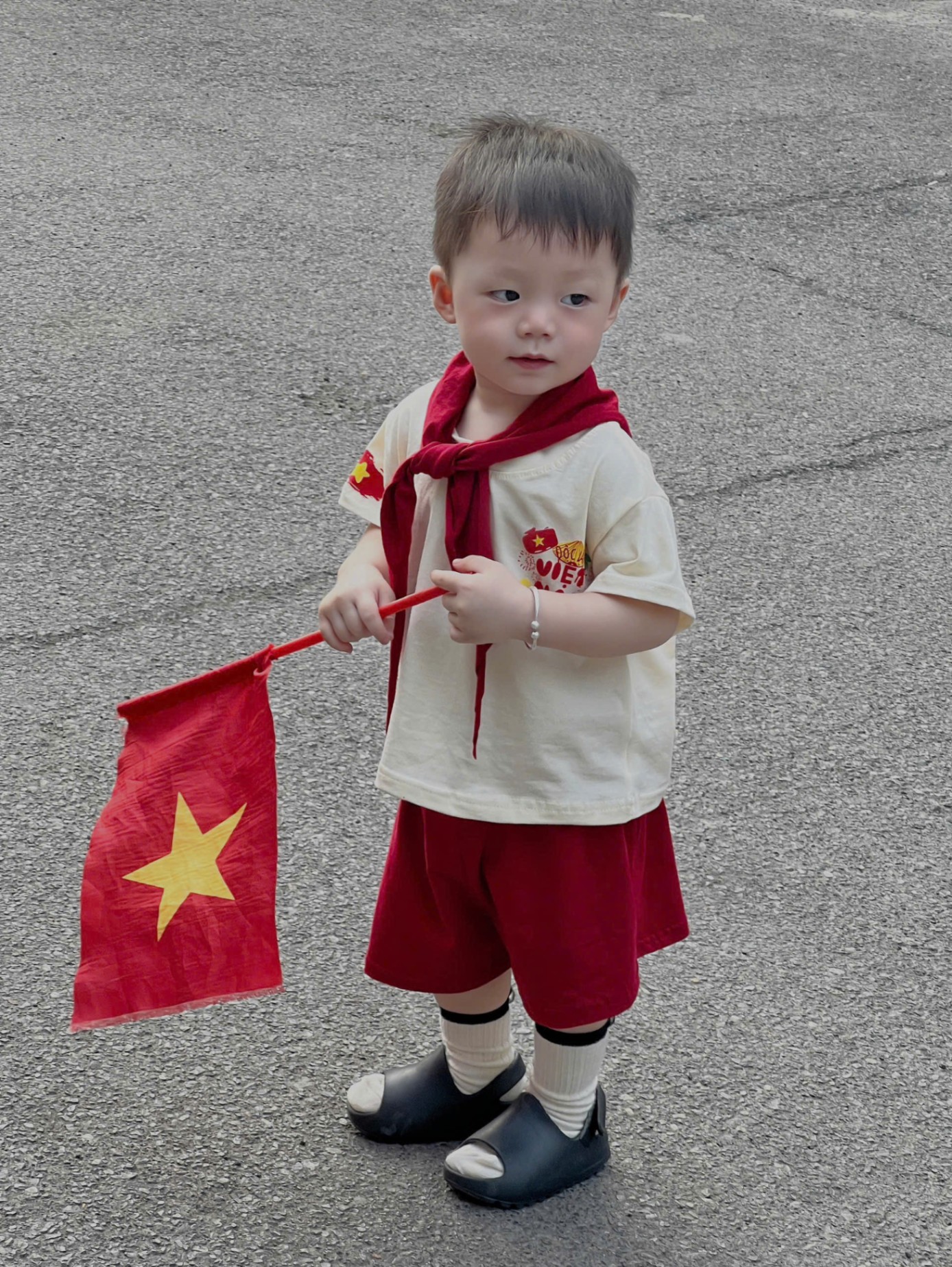 A875 - (GOM) SET BỘ VIỆT NAM ĐỘC LẬP TỰ DO KÈM KHĂN QUÀNG ĐỎ