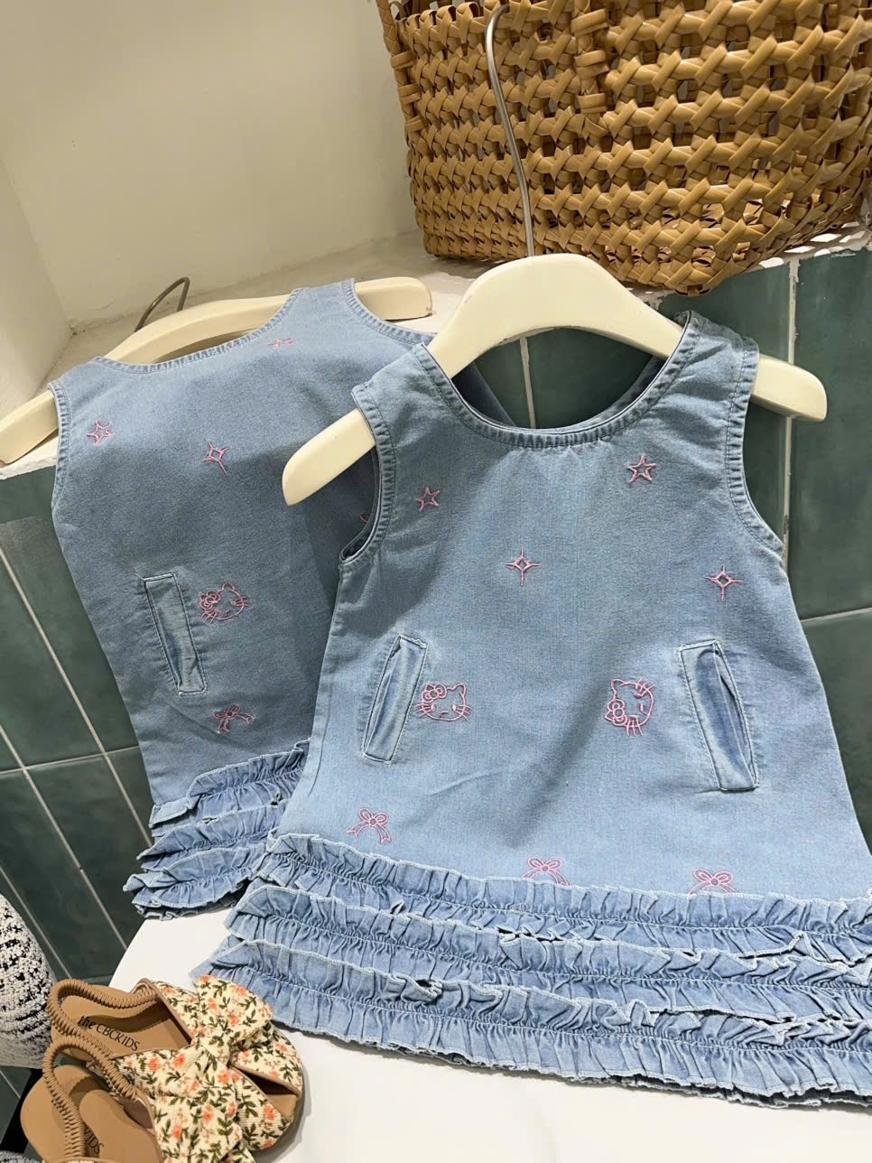 XẢ B878 - VÁY JEAN THÊU MÈO KITTY PHỐI BÈO NHÚN
