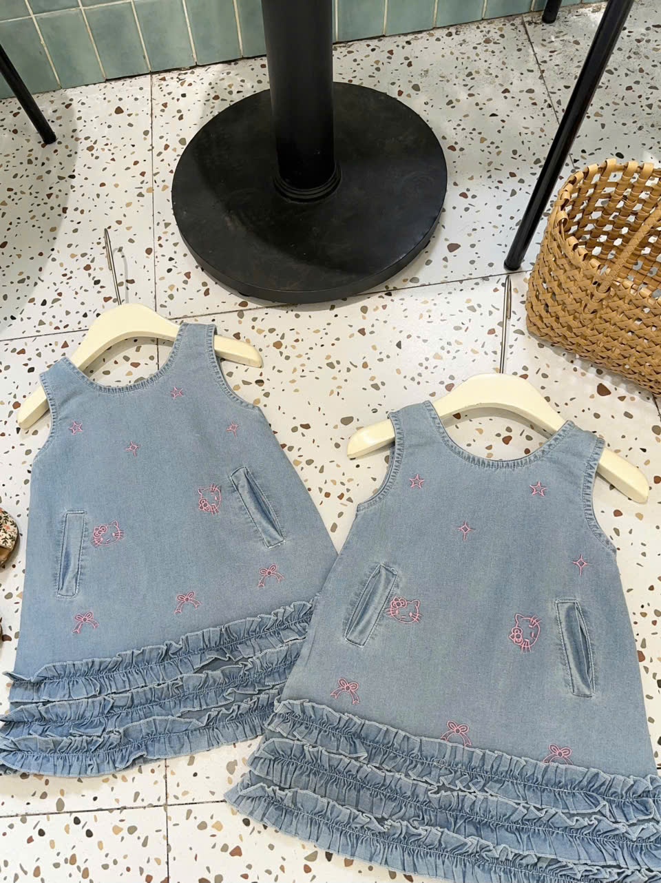 XẢ B878 - VÁY JEAN THÊU MÈO KITTY PHỐI BÈO NHÚN