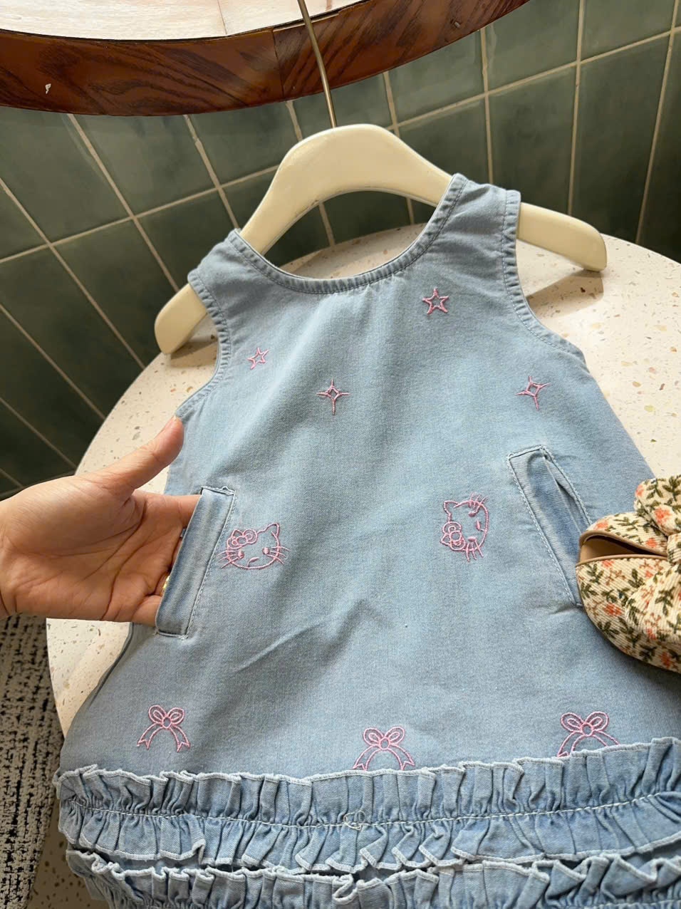 XẢ B878 - VÁY JEAN THÊU MÈO KITTY PHỐI BÈO NHÚN