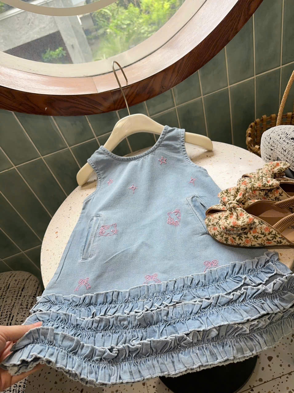 XẢ B878 - VÁY JEAN THÊU MÈO KITTY PHỐI BÈO NHÚN