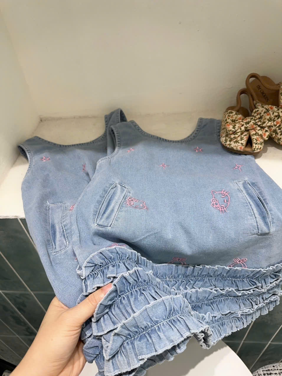 XẢ B878 - VÁY JEAN THÊU MÈO KITTY PHỐI BÈO NHÚN