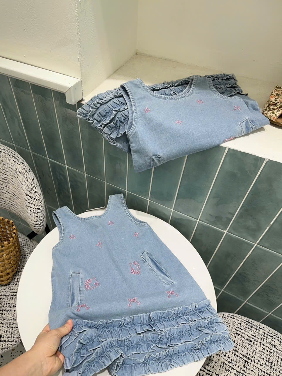 XẢ B878 - VÁY JEAN THÊU MÈO KITTY PHỐI BÈO NHÚN