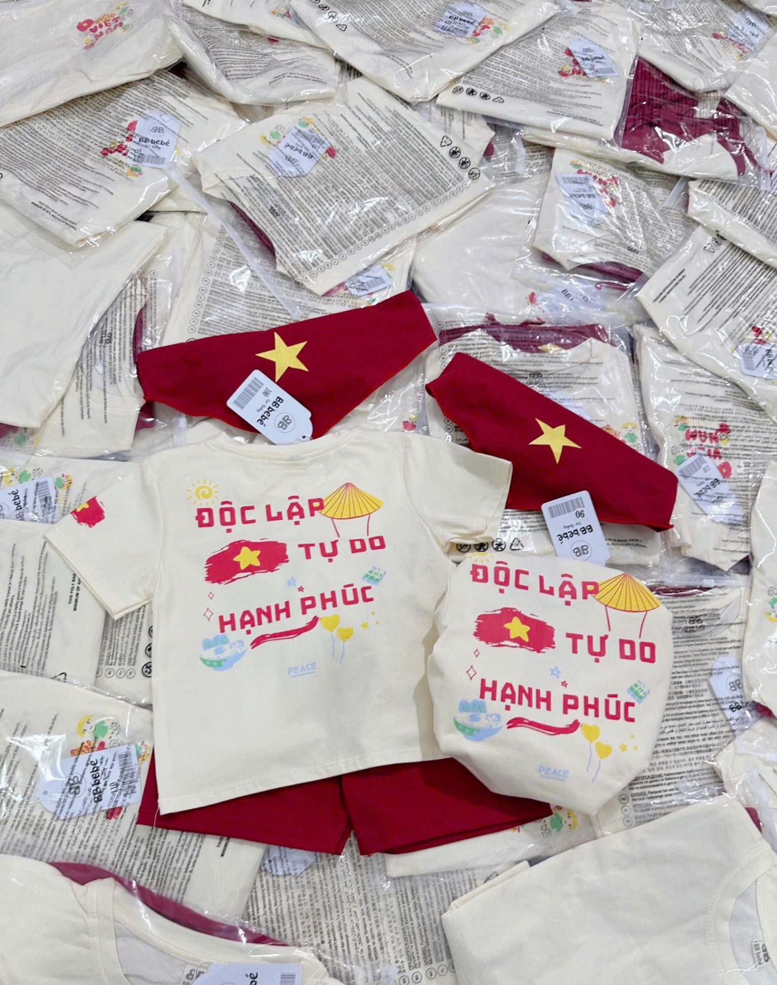 B329 - VÁY VIỆT NAM ĐỘC LẬP KÈM KHĂN QUÀNG ĐỎ