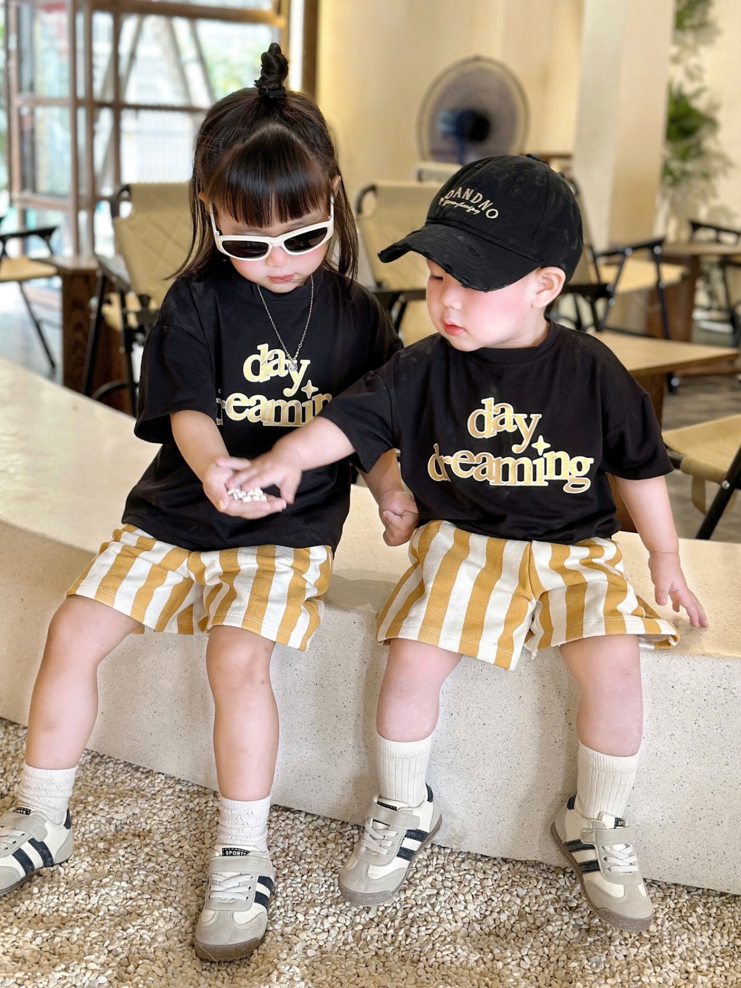 A148 - (GOM) SET 2 BỘ DAY DREAM ĐEN TRẮNG QUẦN KẺ ĐỎ VÀNG