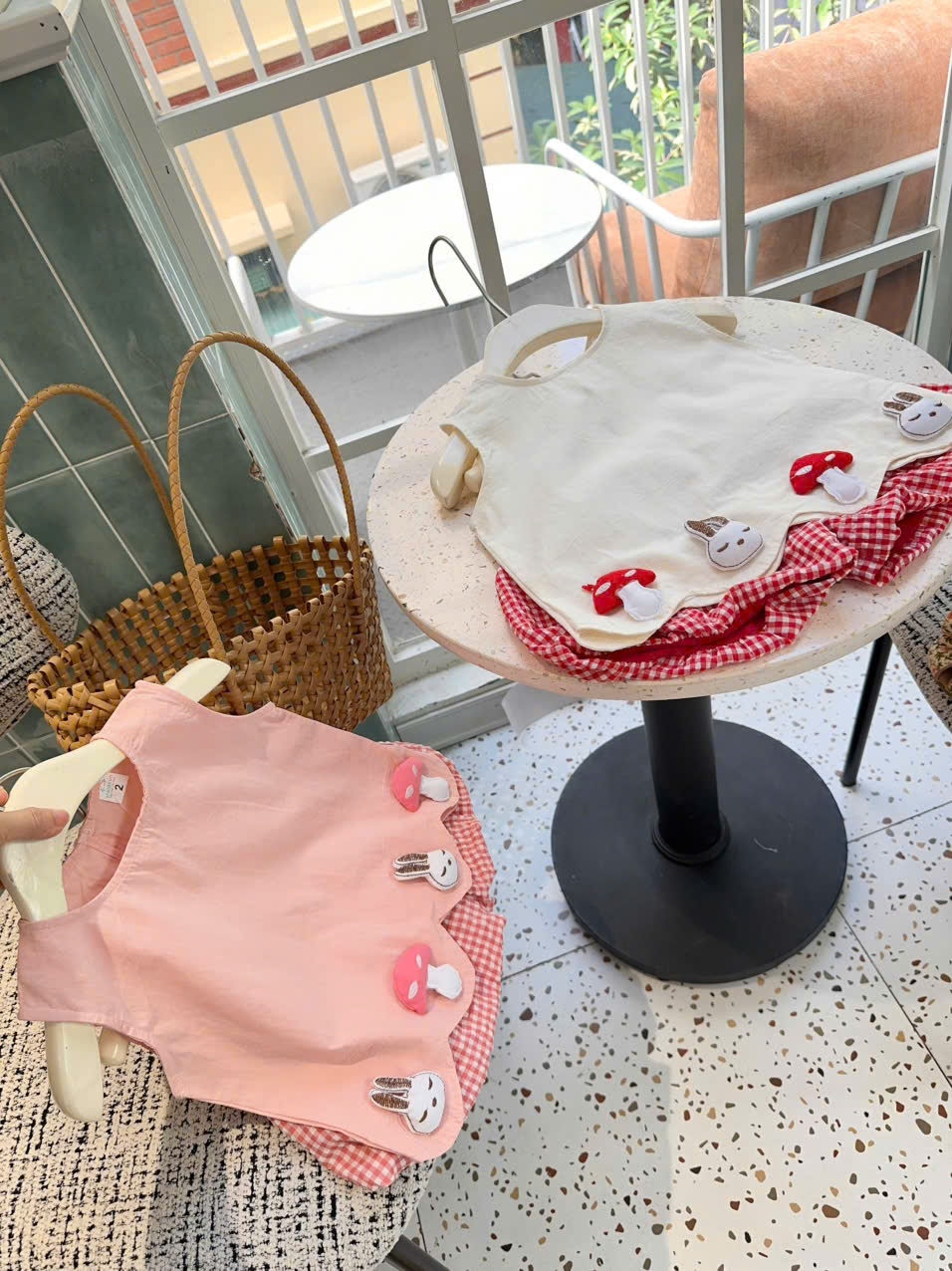 B838 - SET ÁO TRẮNG THỎ NẤM QUẦN BÌ CARO ĐỎ