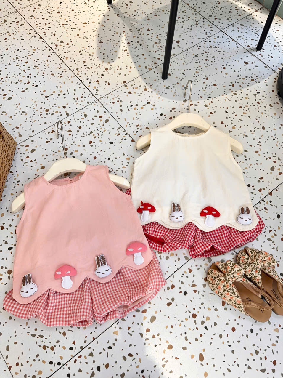 B838 - SET ÁO TRẮNG THỎ NẤM QUẦN BÌ CARO ĐỎ