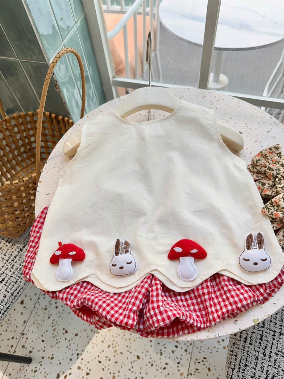 B838 - SET ÁO TRẮNG THỎ NẤM QUẦN BÌ CARO ĐỎ